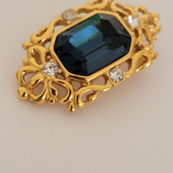 Monet Gold Tone Victorian Retro Style Blue Glass Clear Crystal Brooch Pin 1,5" - Picture 6 of 7